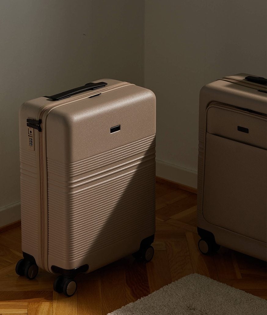 Essential Cabin Suitcase | Dark Green | Sustainable & Unique